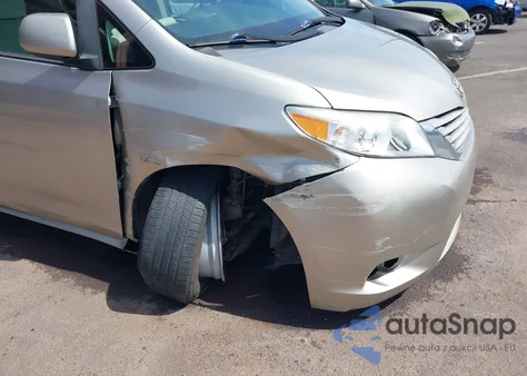 2016 Toyota Sienna Le 8 Passenger z USA, uszkodzony, nr VIN 5TDKK3DC3GS735927